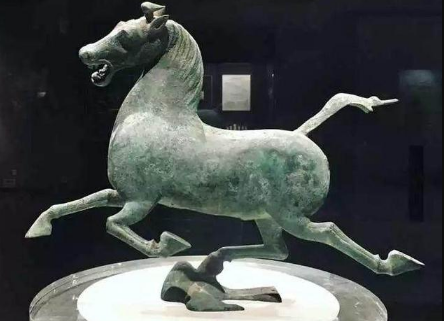 东汉铜奔马马踏飞燕的马为什么是歪脖还顺拐？