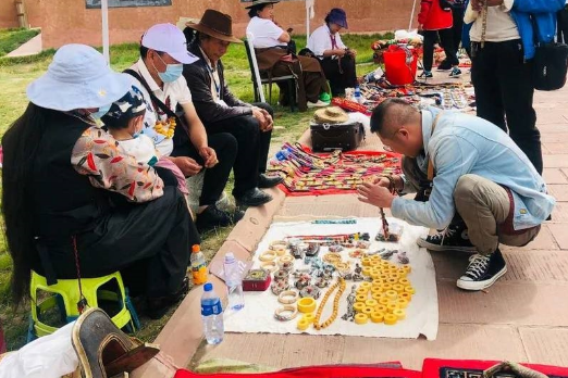 甘孜县藏式古玩市场交易火爆