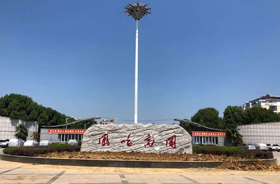 桐城两位爱心人士向天城中学捐赠文化石