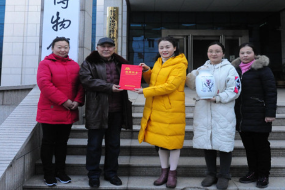 魏世涛向驻马店市博物馆捐赠书法作品