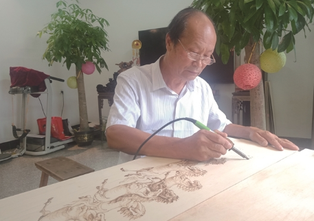 叶锡堂首批30幅烙画《万马奔腾》创作完成