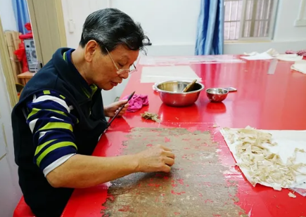 邓衍成老师到贺州市博物馆修复古字画文物